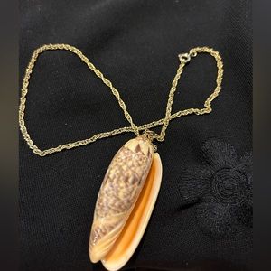 VTG Gold Tone Metal and Shell Choker. No chips or cracks on shell.